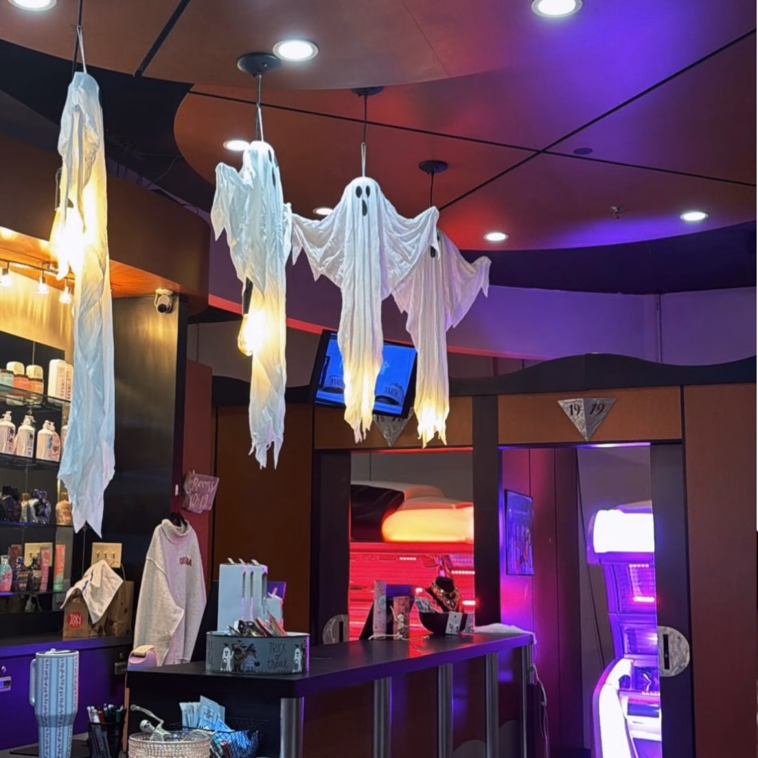 Friday calls for a glow 👻  Tan Athens + Wellness 
📍 W. Broad Shopping Center
📱 706-818-2722
