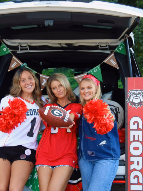 ❤️🏈 IT’S OFFICIALLY SATURDAY IN ATHENS! 🏈❤️  Happy UGA Game Day! The first game of the season is HERE, so plan accordingly and make sure you’re glowing before kickoff! ✨  We’re here till 6 — come see us! 🤍🐶  Tan Athens + Wellness 
📍 West Broad Shopping Center 
📱 706-850-7077