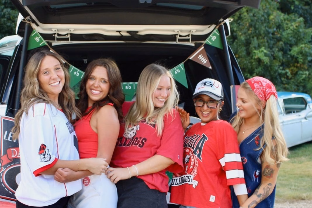 Happy Wednesday! 🤭
❤️🖤 Georgia’s first game is this weekend, and we know you’re going to be taking ALL the pictures! 📸✨ Come see us and get your glow on before game day! 🏈  Tan Athens + Wellness 
📍 West Broad Shopping Center 
📱 706-850-7077