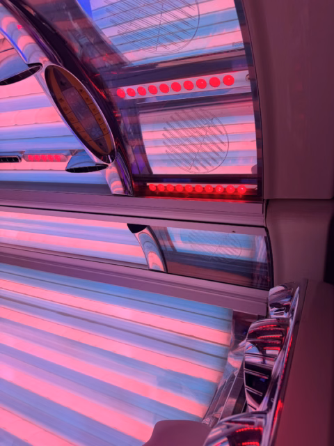 Keep those Sunday scaries away with a little Sunday glow ✨
Hop in our Level 5 today for UVA + UVB + red light therapy all in one! 3-in-1 glow session  Come get your glow on! Here till 6’💋  Tan Athens + Wellness 
📍 W. Broad Shopping Center
📱 706-850-7077